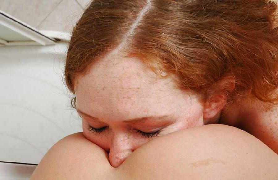 25P NAKED WITH FRECKLES
