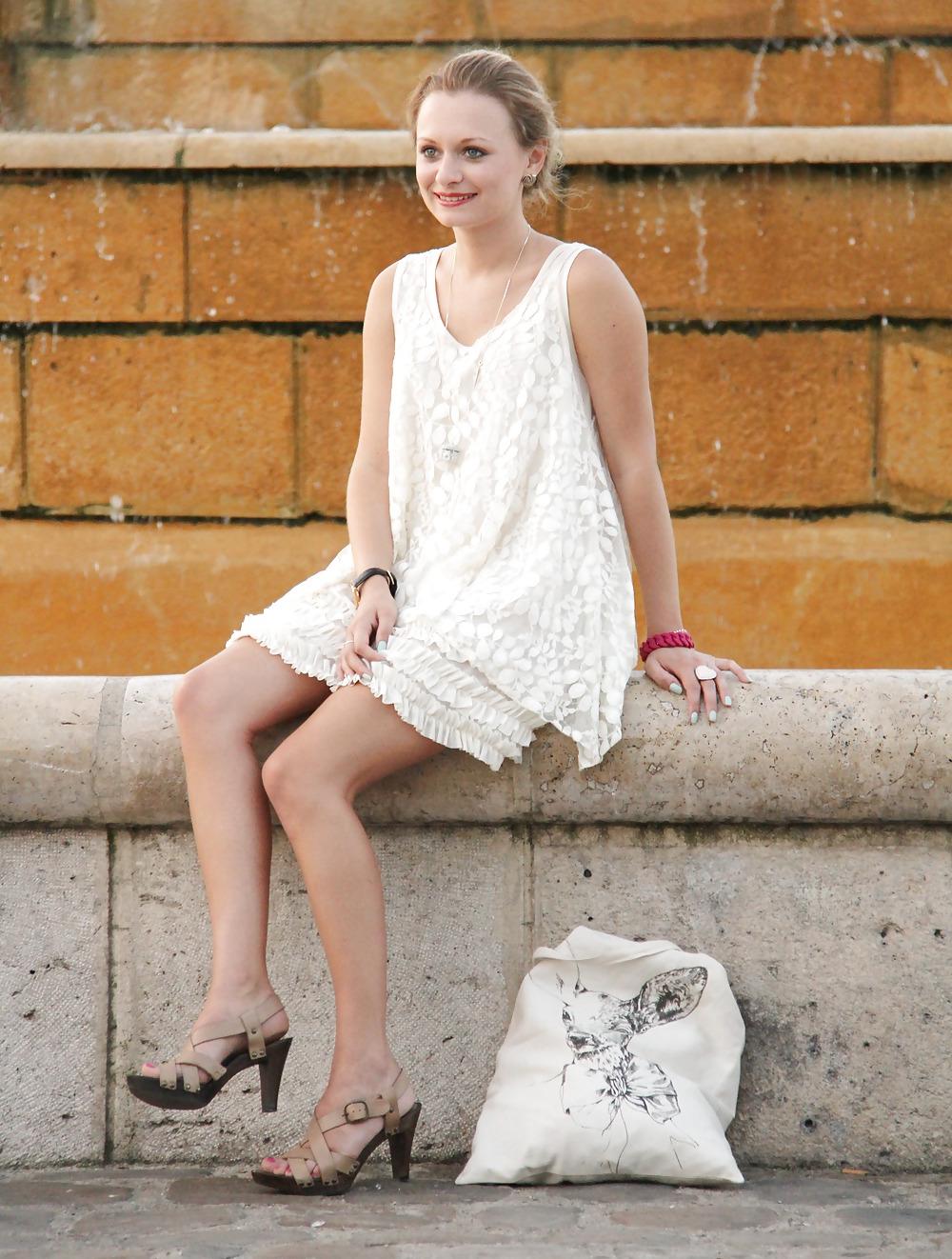 25P French bloggers Mode with sexy legs 20