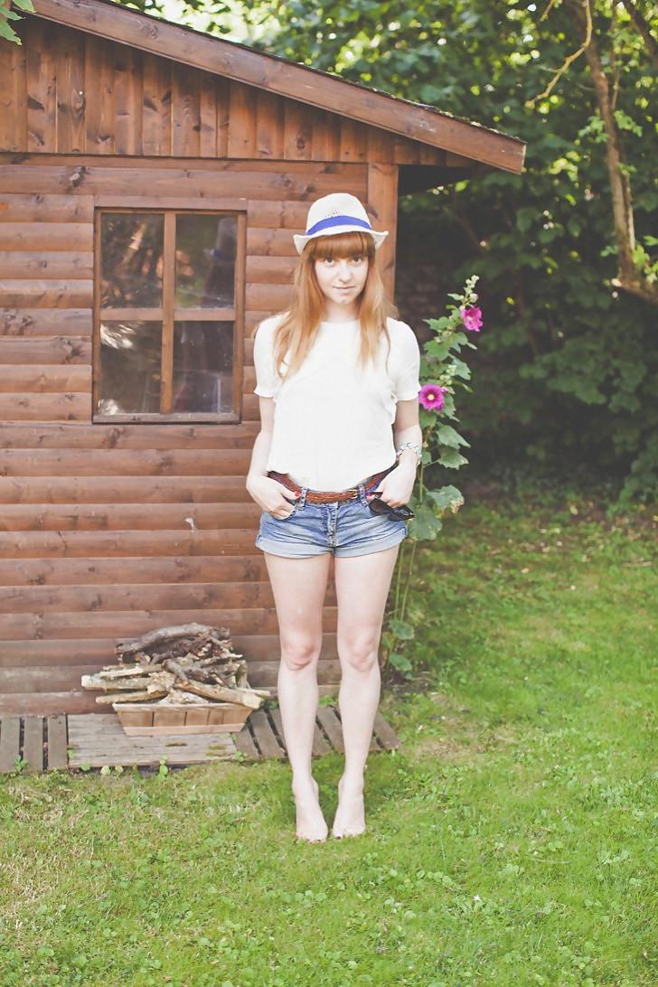 25P French bloggers Mode with sexy legs 20
