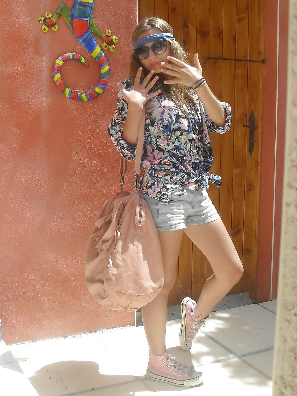 25P French bloggers Mode with sexy legs 20