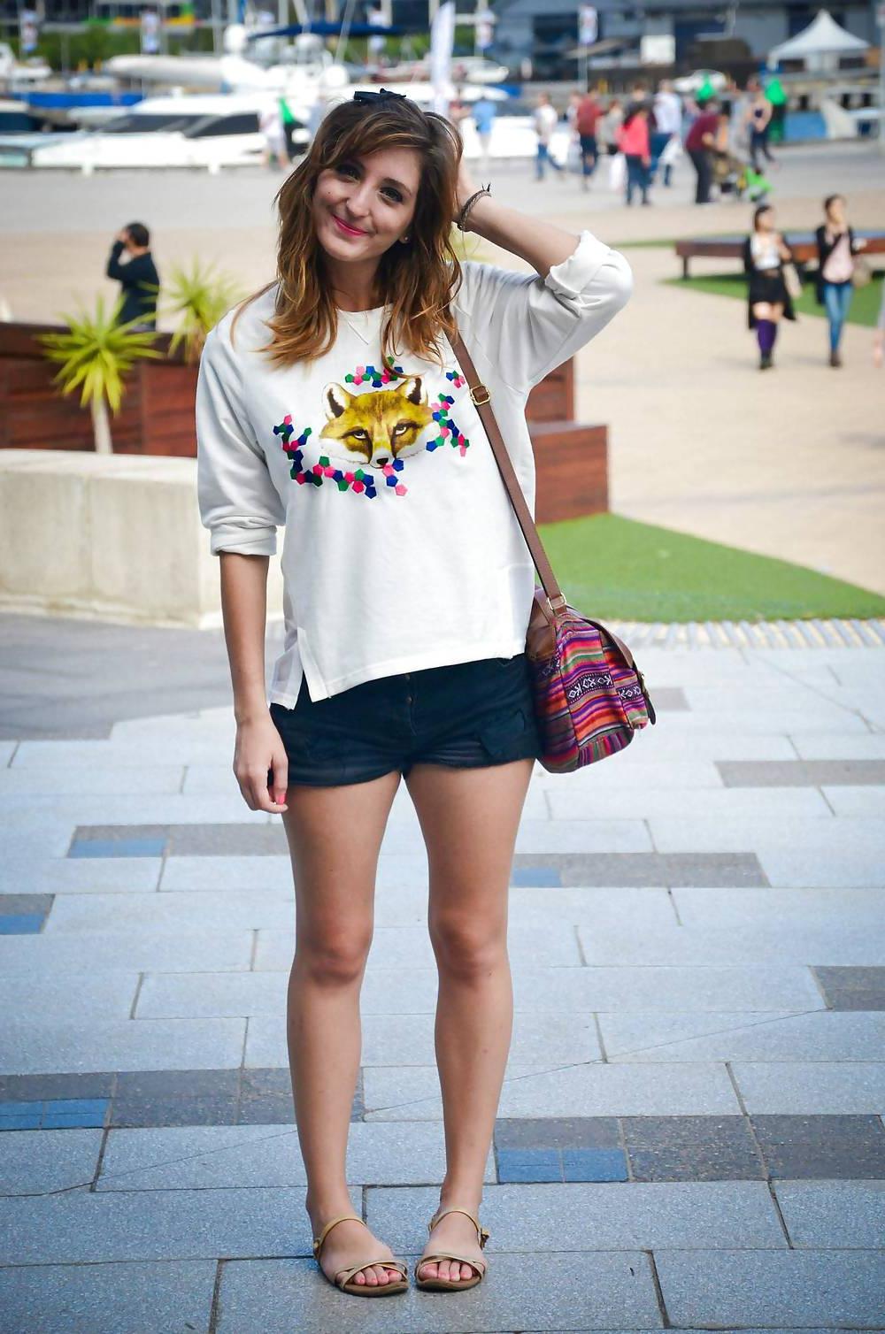 25P French bloggers Mode with sexy legs 20