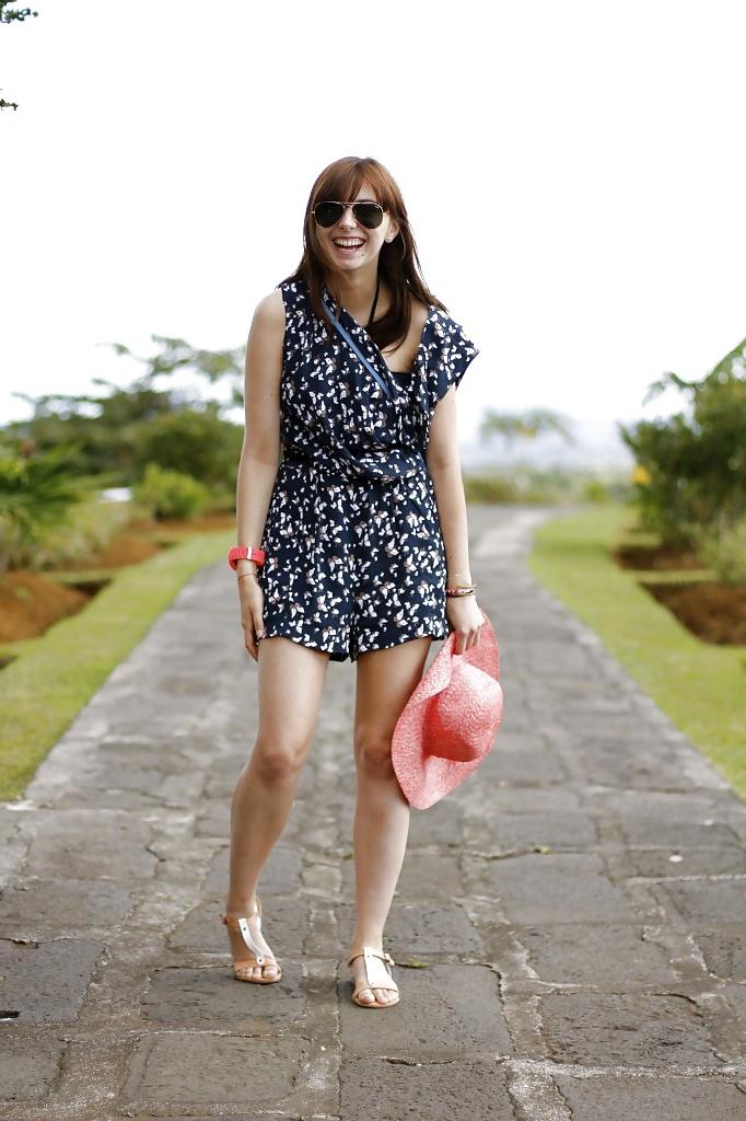 25P French bloggers Mode with sexy legs 20