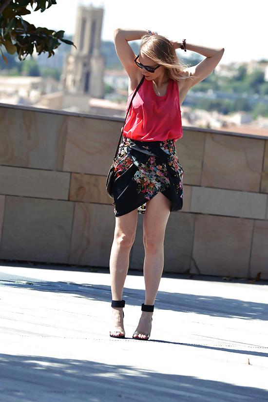 25P French bloggers Mode with sexy legs 21