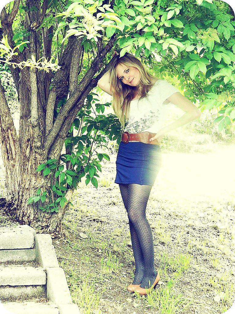 25P French bloggers Mode with sexy legs 21