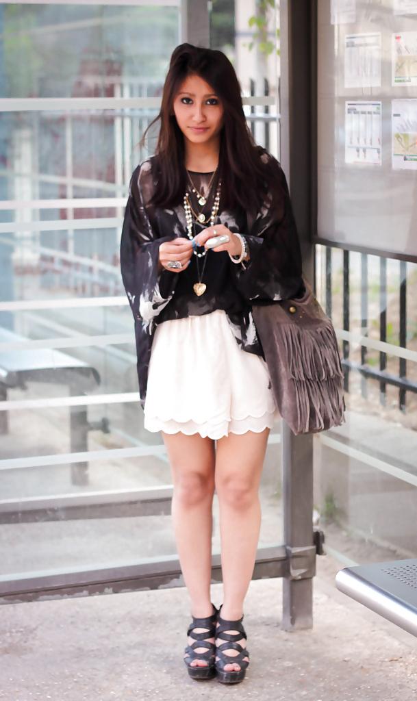 25P French bloggers Mode with sexy legs 21