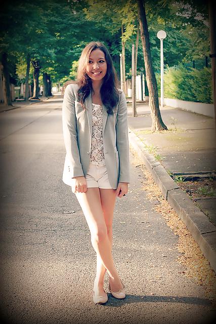 25P French bloggers Mode with sexy legs 22