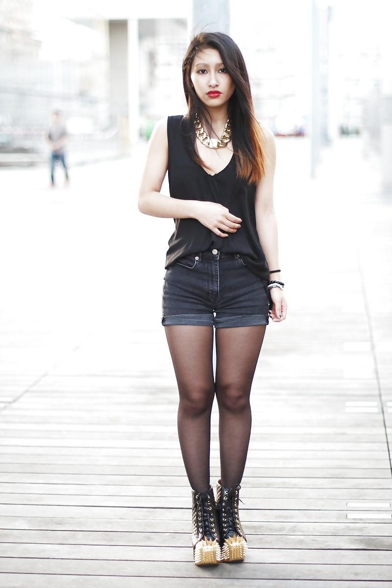 25P French bloggers Mode with sexy legs 22