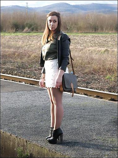 25P French bloggers Mode with sexy legs 24