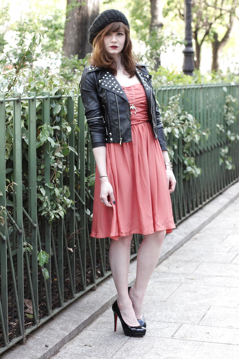 25P French bloggers Mode with sexy legs 24