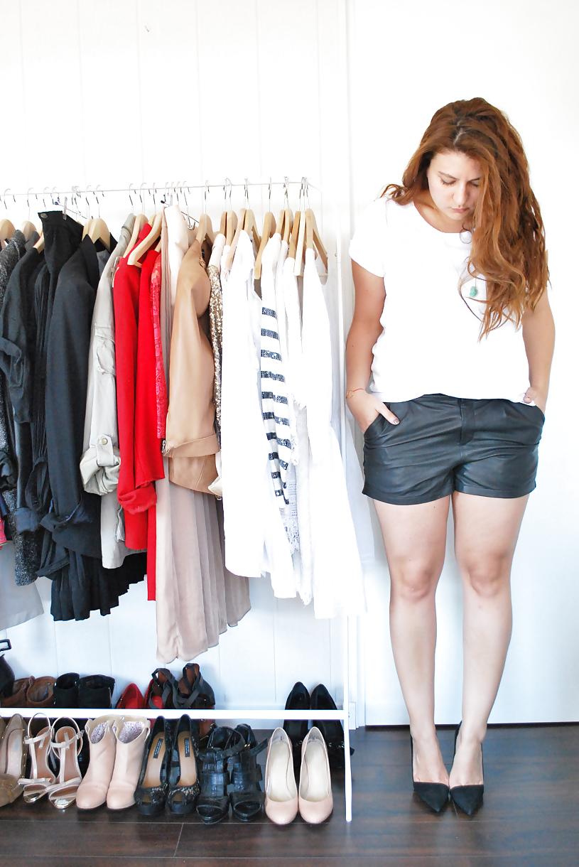 25P French bloggers Mode with sexy legs 24