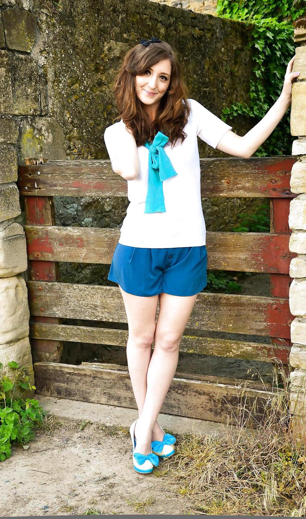 25P French bloggers Mode with sexy legs 24