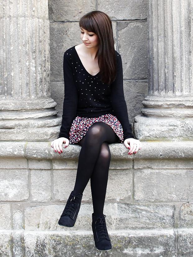 25P French bloggers Mode with sexy legs 24