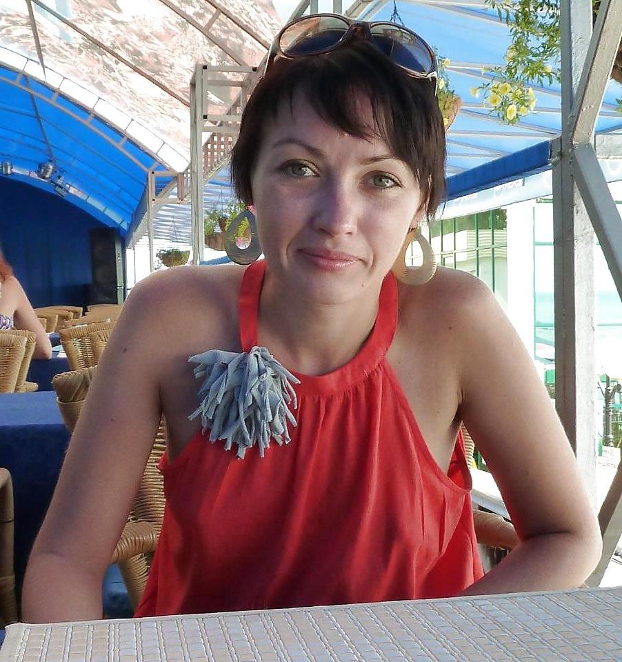 25P Sexy mature Lena (un)dressing  with small tits and ass