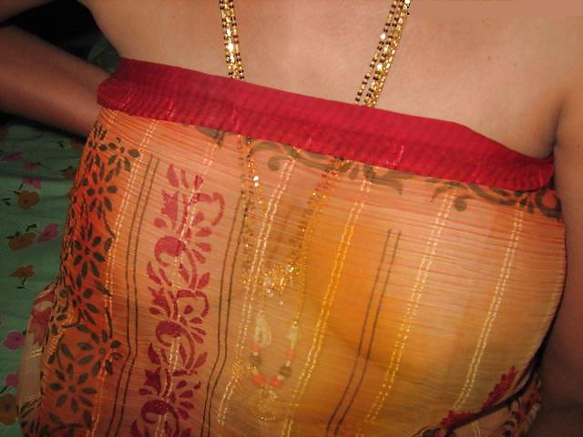 19P Housewife showing nude body