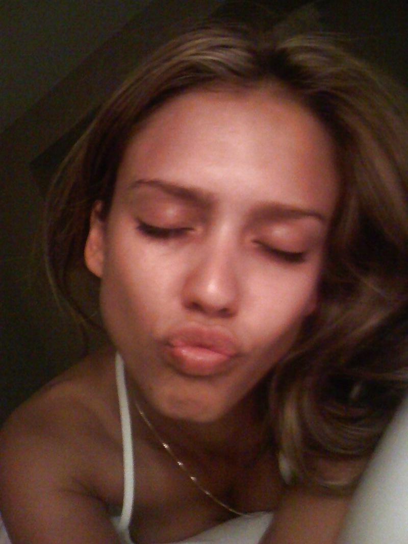 6P Jessica Alba has naked cell phone pictures