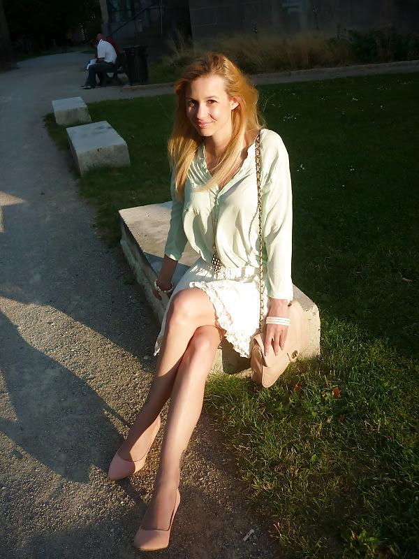 25P French bloggers Mode with sexy legs 27