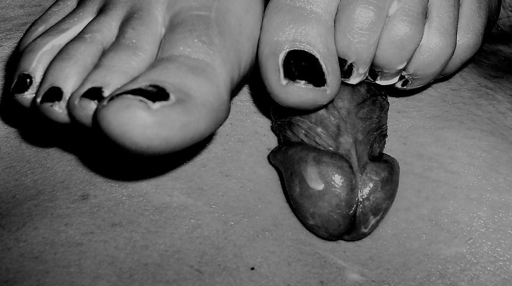 5P Foot job in black&white