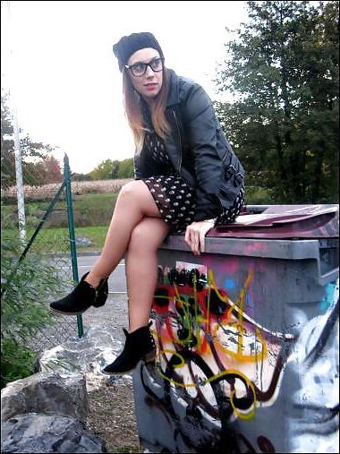 25P French bloggers Mode with sexy legs 23