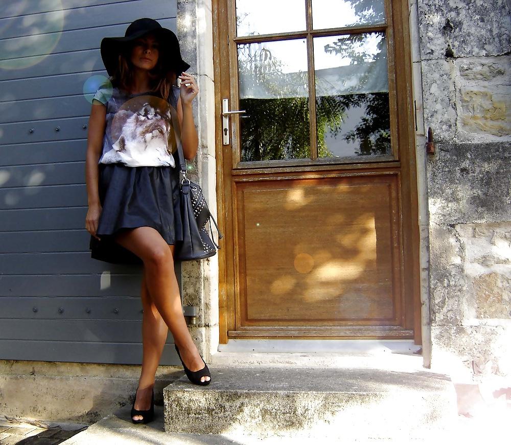 25P French bloggers Mode with sexy legs 23