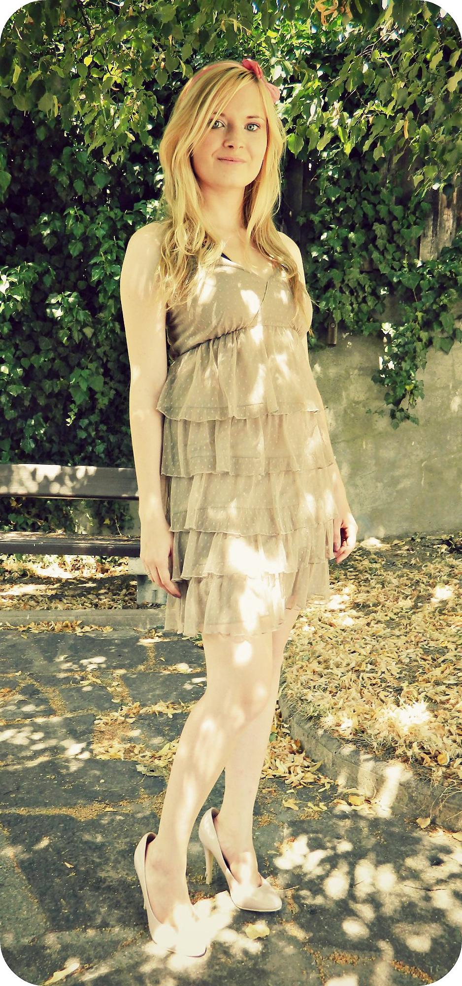 25P French bloggers Mode with sexy legs 23