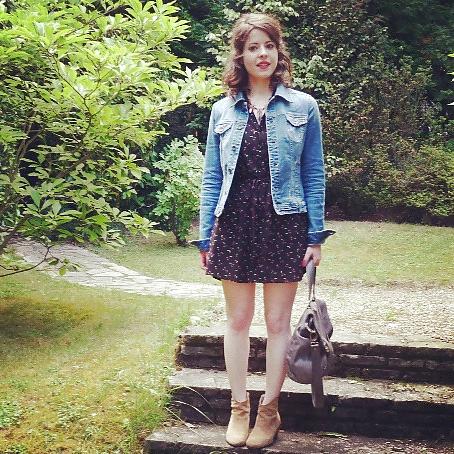 25P French Bloggers Mode with sexy legs 32