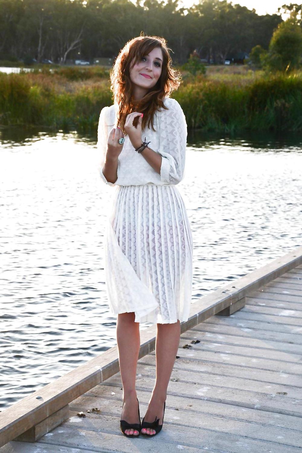 20P French blogger Mode with sexy legs 1