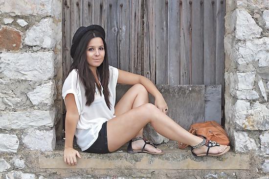 20P French blogger Mode with sexy legs 1