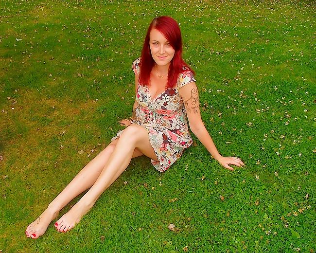 20P French blogger Mode with sexy legs 1