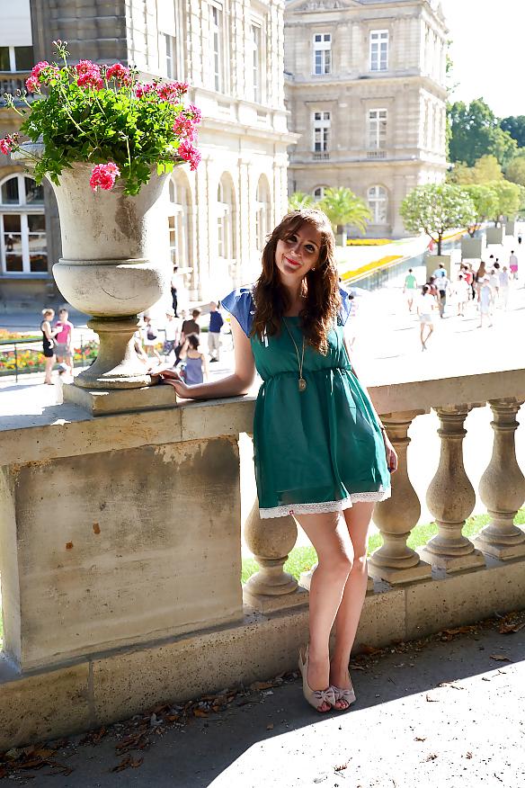 20P French blogger Mode with sexy legs 1