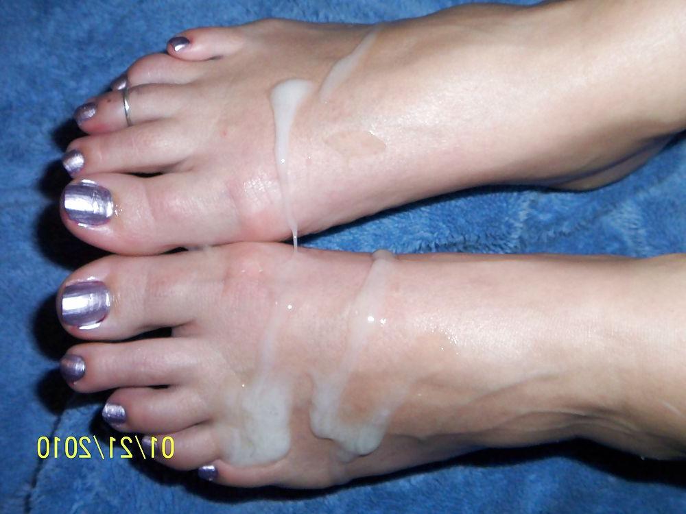 24P Footjob milf