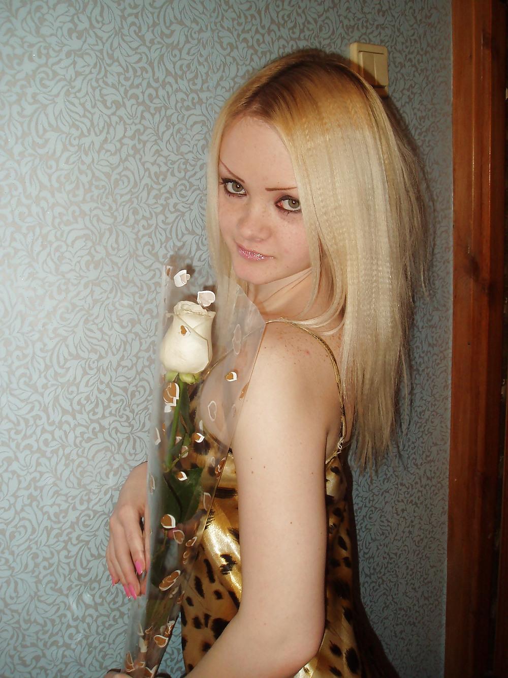 25P Blond freckled