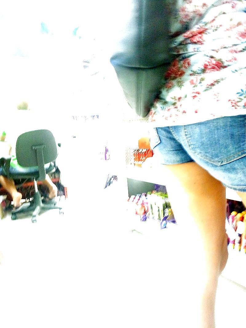 22P Hot sEXY mUM in bLUE sHORTS