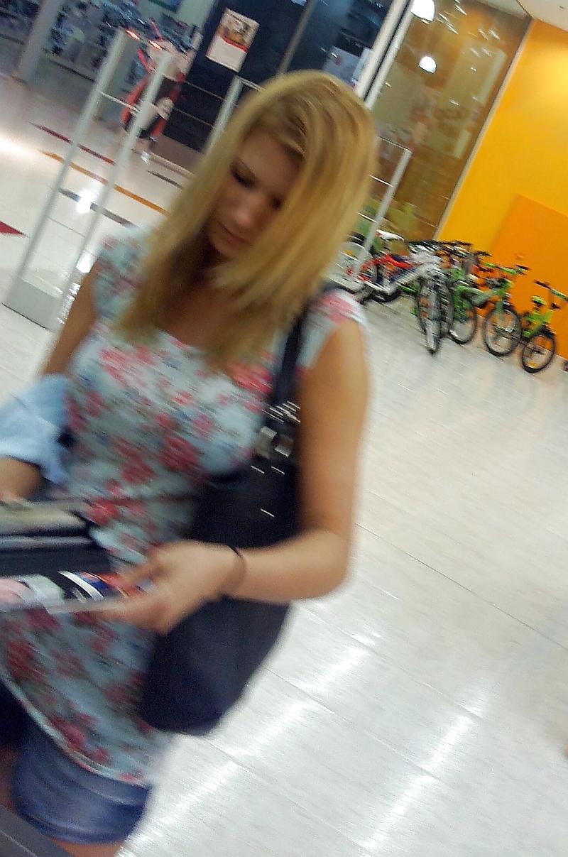 22P Hot sEXY mUM in bLUE sHORTS