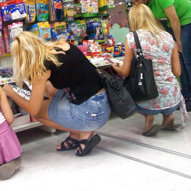 22P Hot sEXY mUM in bLUE sHORTS