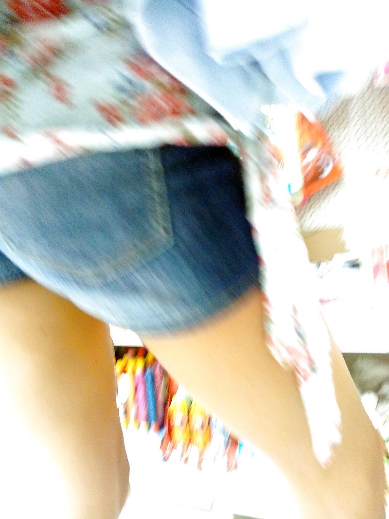 22P Hot sEXY mUM in bLUE sHORTS