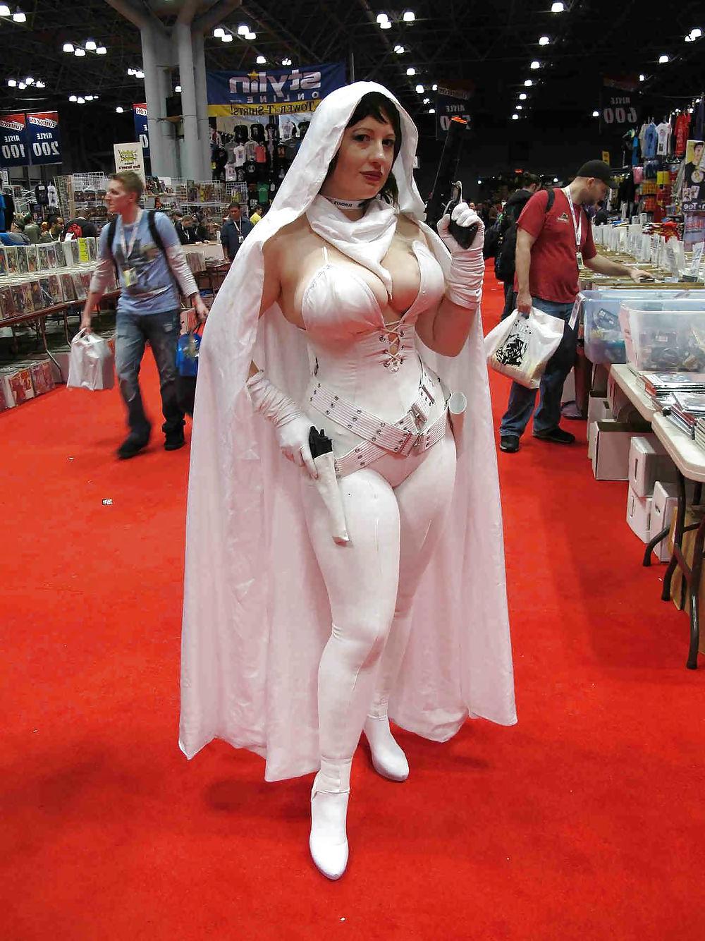 25P Curvy Cosplay Girls 2