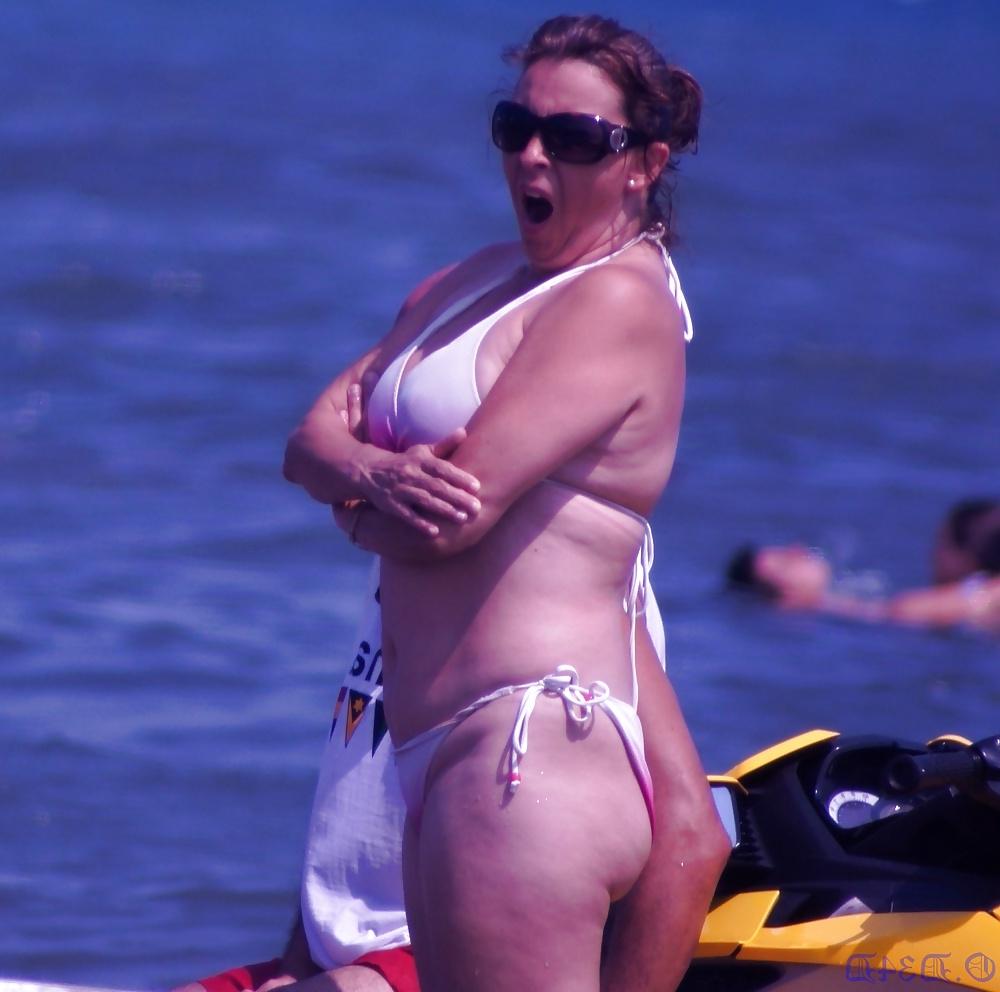 25P Swimsuit mature (mexican? candid)