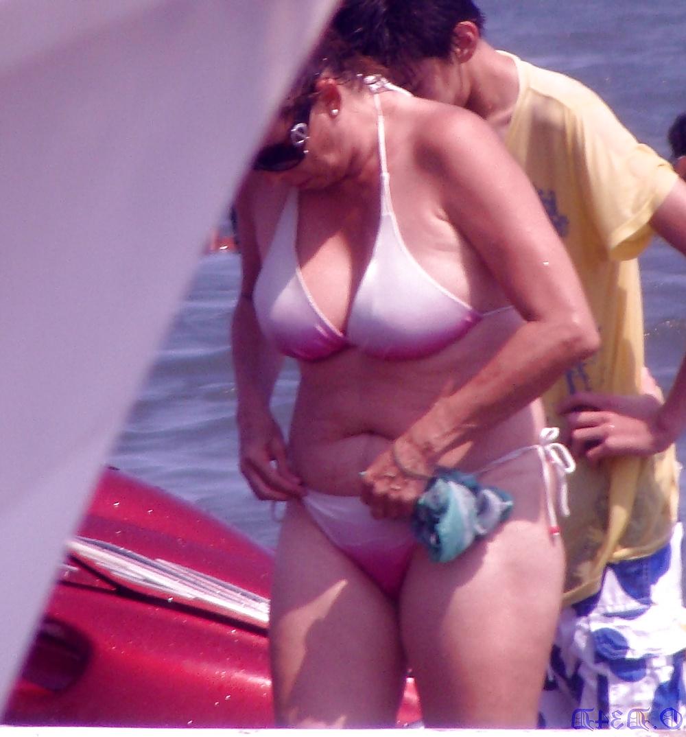 25P Swimsuit mature (mexican? candid)