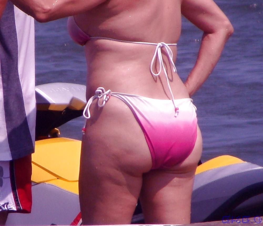25P Swimsuit mature (mexican? candid)