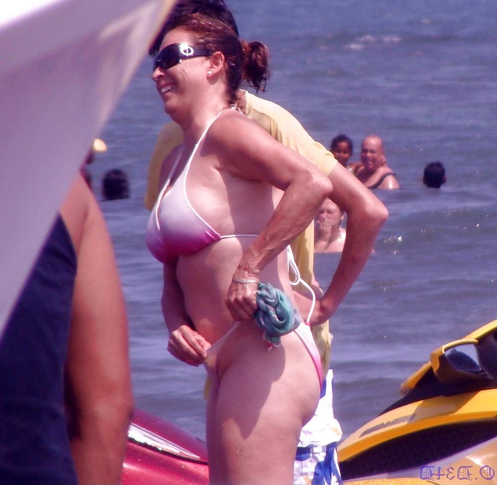 25P Swimsuit mature (mexican? candid)