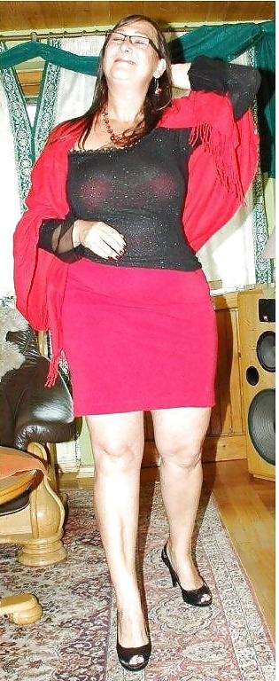 25P Mature shows her awesome body