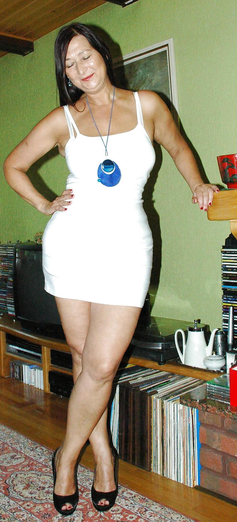 25P Mature shows her awesome body