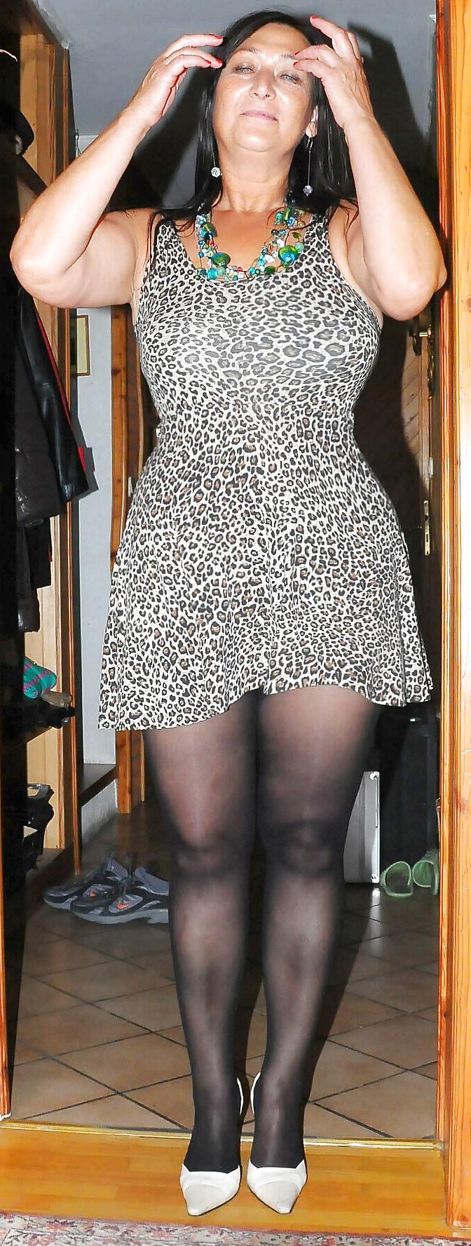 25P Mature shows her awesome body