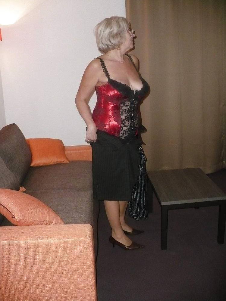 25P Mature Beauty - Annick 49