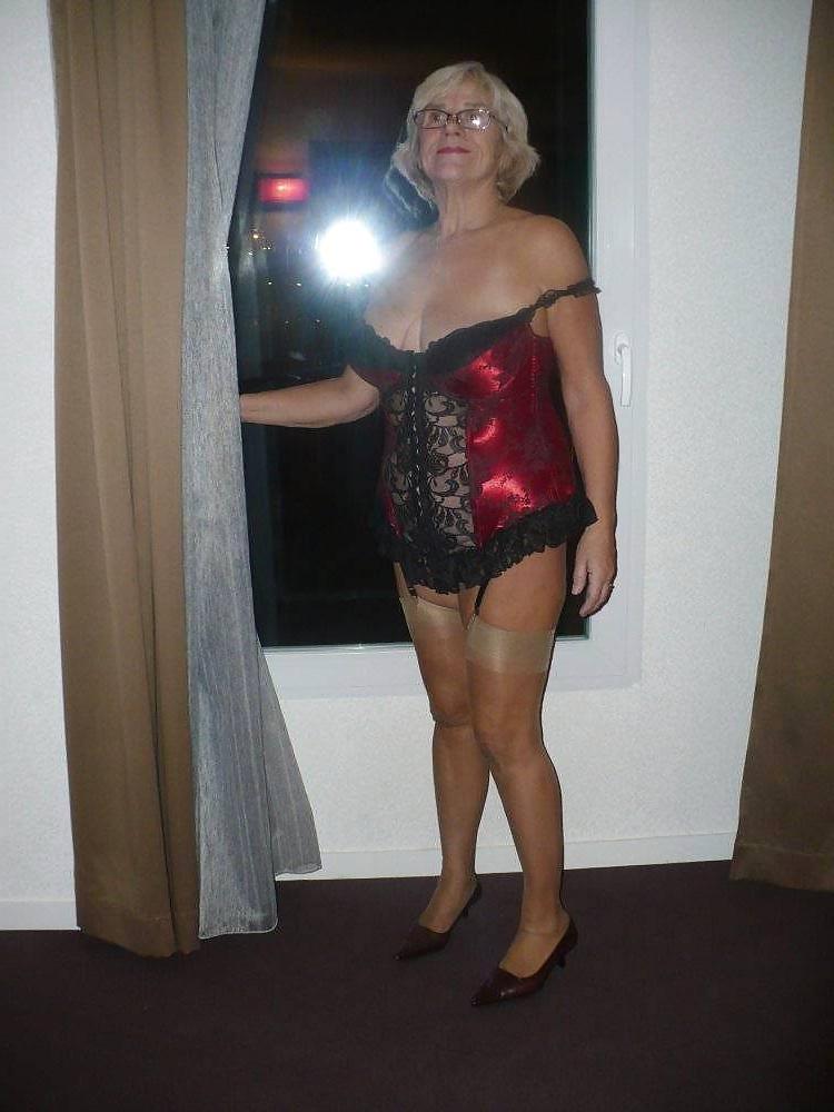 25P Mature Beauty - Annick 49