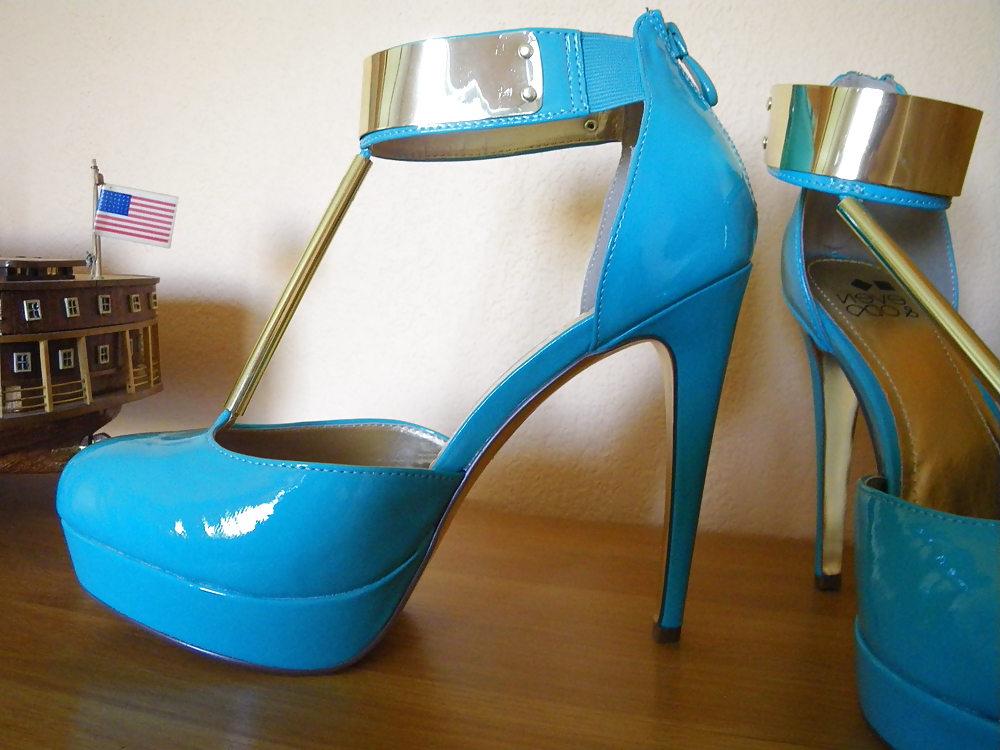 14P Blue high heels