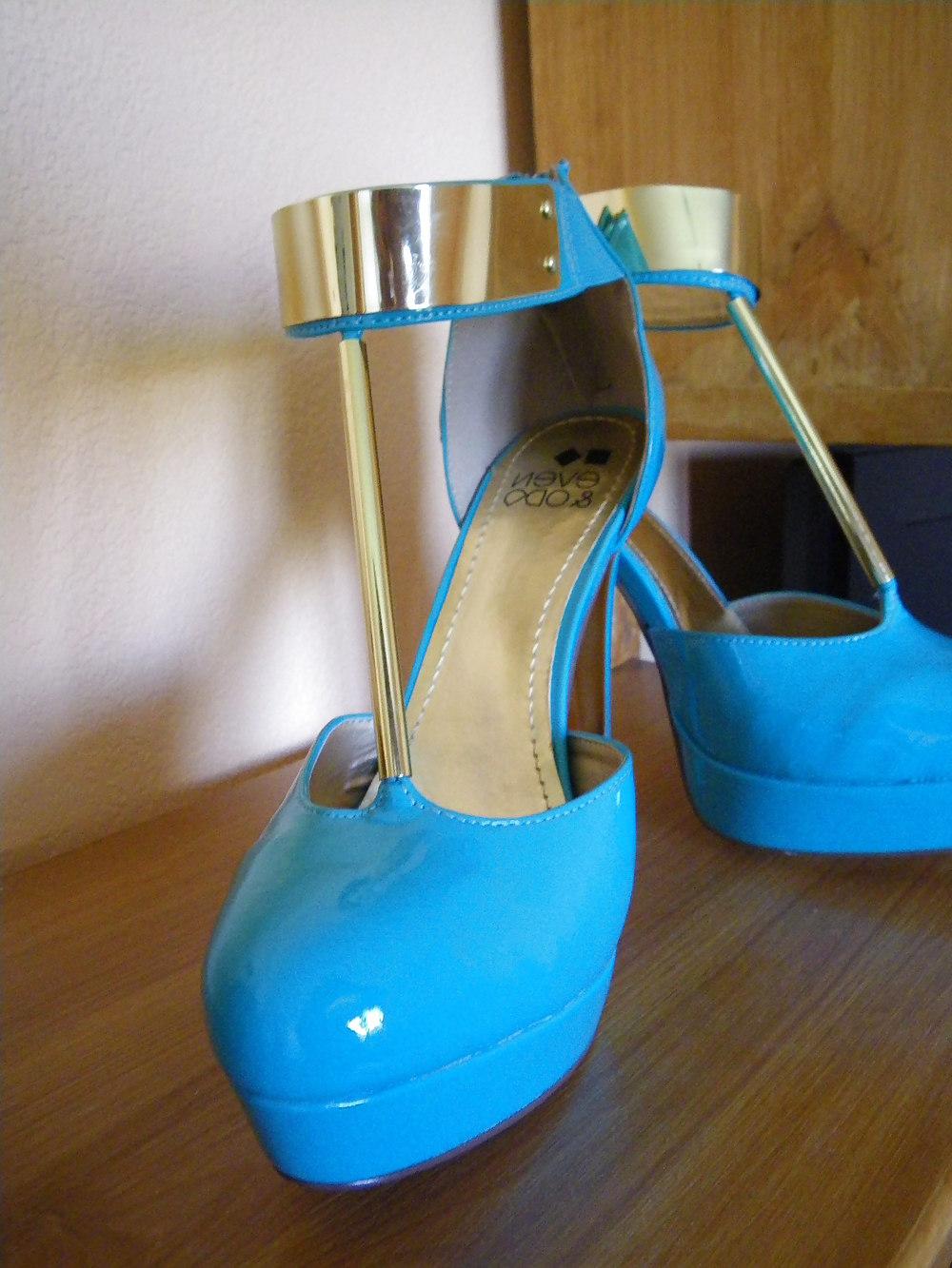14P Blue high heels