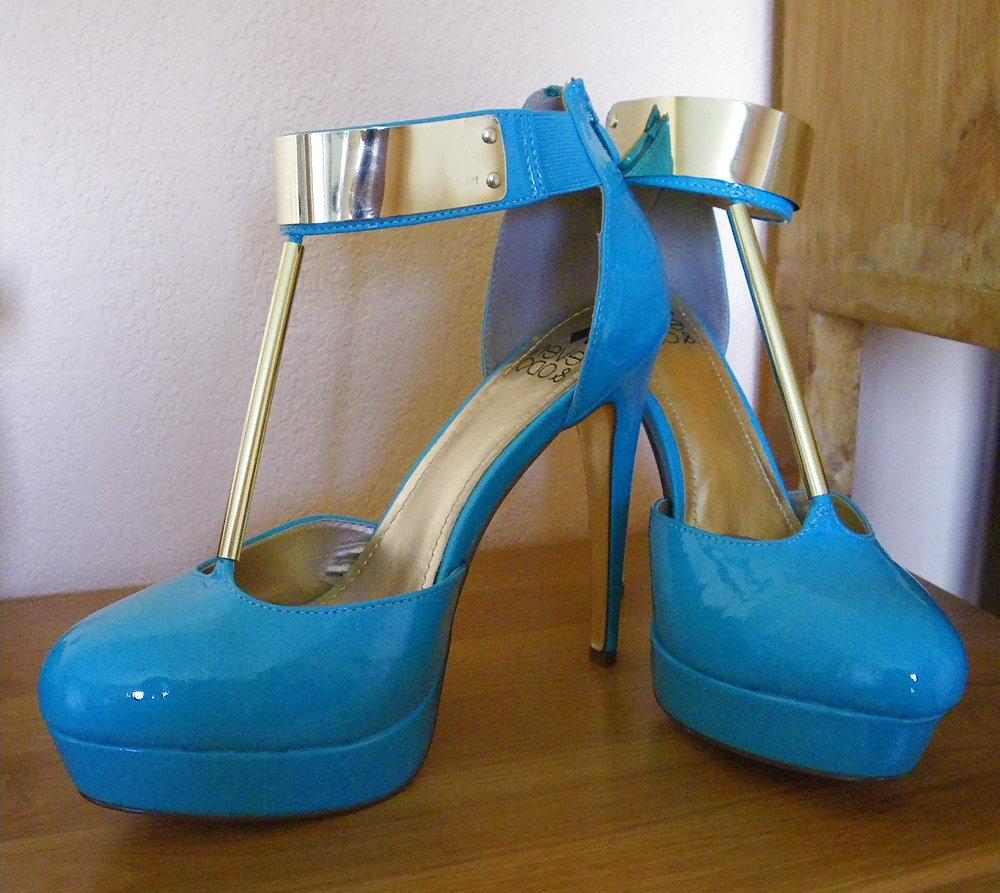 14P Blue high heels