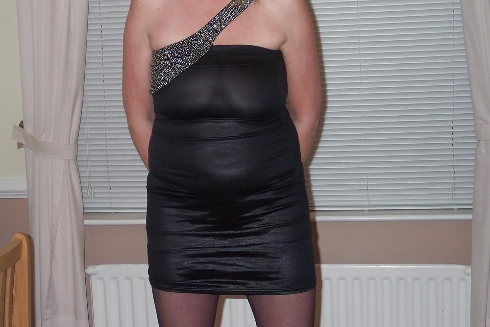 25P Reiche Witwe aus MTK in Black Dress Black Stockings