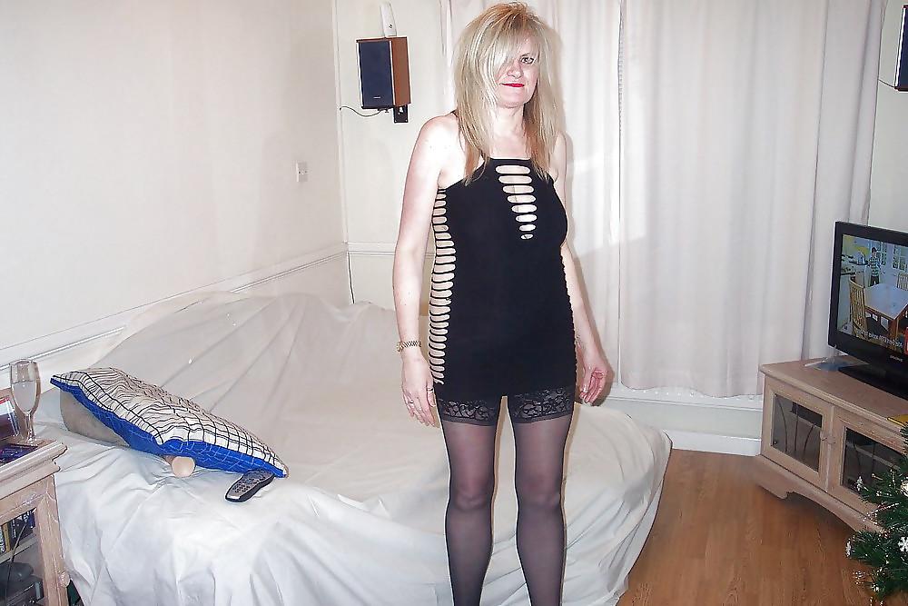 25P Reiche Witwe aus MTK in Black Dress Black Stockings